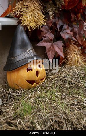 Halloween décoré café extérieur ou terrasse de restaurant en Amérique ou en Europe avec des citrouilles attributs traditionnels d'Halloween. Décoration de la cour Banque D'Images