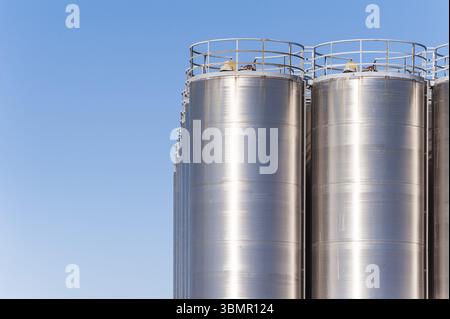 Détail de l'usine de produits chimiques, les silos et les tuyaux. Copy space Banque D'Images