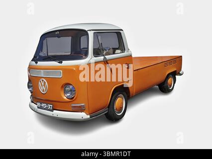 Pick-up Volkswagen T1 à cabine unique restauré en orange et blanc, garé sur un fond blanc Banque D'Images