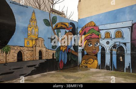 Murale vibrante célébrant le patrimoine de Carthagène, avec tour de l'horloge emblématique, toucan et femme afro-colombienne, promouvant la fierté culturelle et le tourisme Banque D'Images