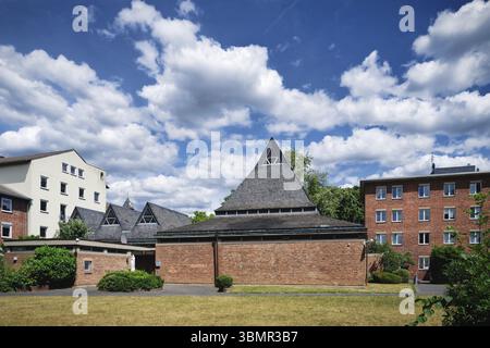 L'église orthodoxe syrienne de création Pierre et Paul, construite en 1964 dans le quartier Lindenthal de Cologne contre ciel nuageux Banque D'Images
