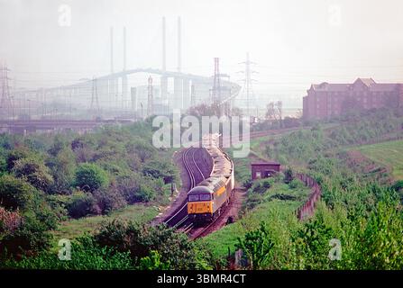 Une locomotive diesel de classe 56 no 56031 fonctionnant sur un train de ballast chargé à Dartford le 29 avril 1993. Banque D'Images
