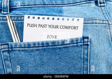 Familiarité, habitudes, découverte, défi, concept d'incertitude. LES MOTS POUSSENT AU-DELÀ DE VOTRE ZONE DE CONFORT. Banque D'Images