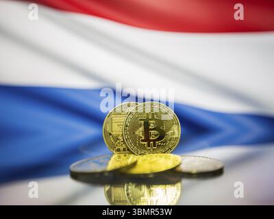 Pièce d'or Bitcoin et drapeau défocalisé de fond des pays-Bas. Concept de crypto-monnaie virtuelle Banque D'Images
