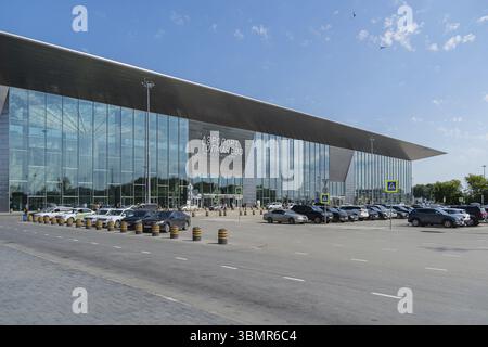 Aéroport de Novosibirsk Tolmachevo est situé dans la ville de OB, à 16 kilomètres (9,9 mi) à l'ouest du centre de Novosibirsk, un secteur industriel et scientifique c Banque D'Images