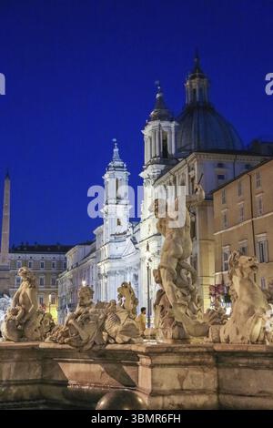 Vatican, Italie - 26 juin 2014 : belle fontaine des quatre fleuves sur la Piazza Navona dans la nuit à Rome Banque D'Images