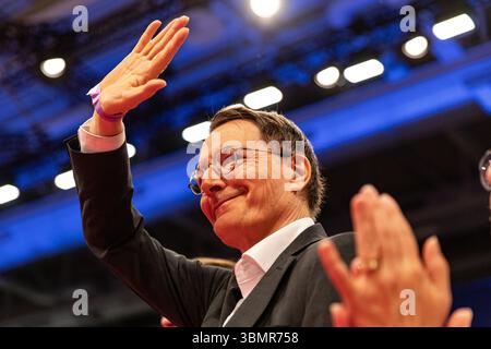 Berlin, Berlin, Allemagne. 28 juin 2025. L'ancien chancelier allemand Olaf Scholz a reçu une standing Ovation samedi 28 juin 2025, alors que le Parti social-démocrate (SPD) de centre-gauche honorait sa direction lors d'une apparition d'adieu décisive lors de la convention fédérale du parti à Berlin. Scholz, qui a dirigé l'Allemagne de 2021 à 2025, s'est adressé à des centaines de délégués du parti le deuxième jour du congrès du SPD, réfléchissant à ce qu'il a appelé un « grand moment » au pouvoir et offrant son soutien aux efforts du parti pour se regrouper après une défaite électorale historique plus tôt cette année. Ancien Minist du Cabinet Banque D'Images