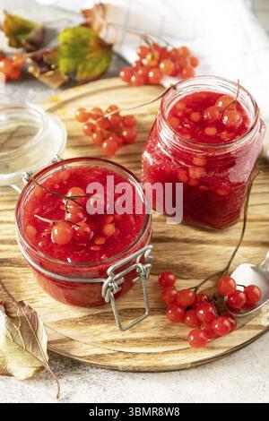 Viburnum mûr frais avec sucre pour la préparation de la vitamine et thé antioxydant sur une table en pierre. Source de vitamines naturelles. Utilisé en médecine populaire. Banque D'Images