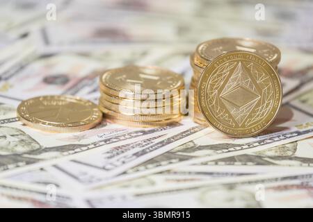 Concept commercial de crypto-monnaie. Golden Etherium coin sur les dollars US close up Banque D'Images
