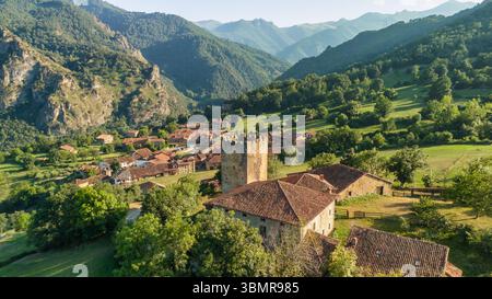 Vue aérienne du village médiéval de Mogrovejo en Cantabrie, au nord de l'Espagne. Banque D'Images