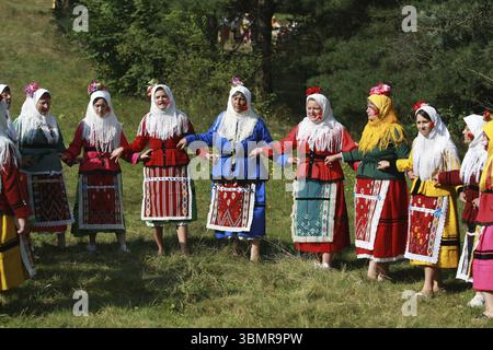 Les gens en costume folklorique traditionnel du Folklore National Fair de Koprivshtica Banque D'Images