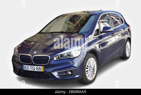 BMW série 2 Active Tourer moderne, garée et prête pour l'aventure, mettant en valeur son design élégant Banque D'Images
