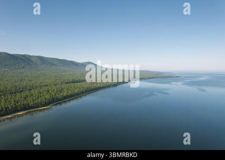 Fantastique panorama du lac Baïkal au coucher du soleil est un lac rift situé dans le sud de la Sibérie, Russie. Vue sur le paysage d'été du lac Baïkal. Drone's Eye View Banque D'Images