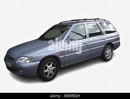 Ford Escort Estate bleu clair avec galerie de toit garée, montrant son côté gauche, isolé sur fond blanc Banque D'Images