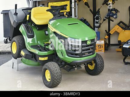 Tondeuse à gazon neuve John Deere exposée dans une quincaillerie, prête à être vendue Banque D'Images