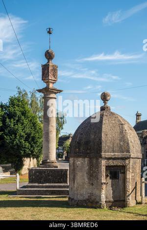 Le vieux village lock-up et le marché se croisent sur le vert du village dans le centre de Steeple Ashton, Wiltshire, Royaume-Uni Banque D'Images
