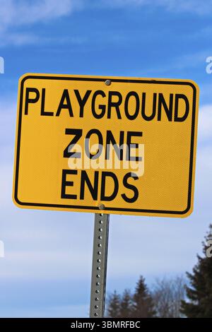 Zone de jeu fin signer contre Blue Cloudy Sky et arbres Banque D'Images