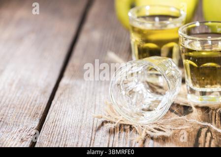 Liqueur Apple Shot (close-up shot) sur fond de bois foncé Banque D'Images