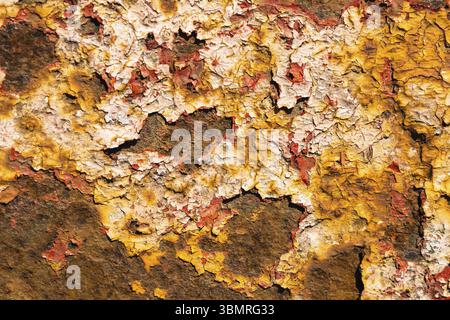 Surface métallique rouillée avec écaillage de la peinture et texture craquelée Banque D'Images