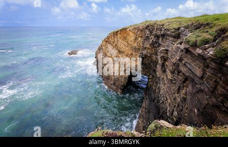Paysage de mer, ciel bleu falaise avec des nuages. Côte océanique dans le nord-ouest de l'Espagne, région de Galice. Voyages touristiques Banque D'Images