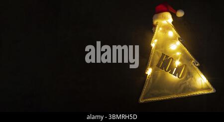 Arbre de Noël en bâtonnets de crème glacée. Idée cadeau. Faites-le vous-même instruction décoration écologique. Zéro déchet fabrication de cadeaux faits à la main pour enfants Banque D'Images