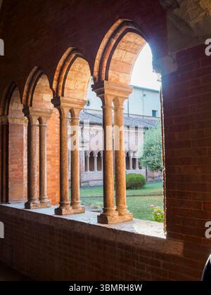 Alseno, Italie 22 juin 2025 la lumière chaude du soleil illumine le cloître de l'abbaye de Chiaravalle della Colomba, créant ainsi une atmosphère paisible Banque D'Images