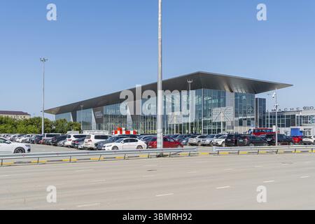 Aéroport de Novosibirsk Tolmachevo est situé dans la ville de OB, à 16 kilomètres (9,9 mi) à l'ouest du centre de Novosibirsk, un secteur industriel et scientifique c Banque D'Images