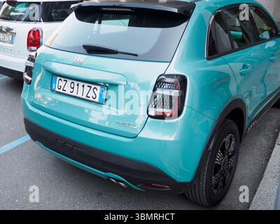 Cremona, Italie 11 juin 2025 vue arrière de la Fiat 600 compacte, mettant en évidence la peinture bleu océan élégante, le groupe motopropulseur hybride, le style automobile contemporain Banque D'Images