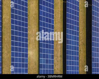 Vue aérienne des modules solaires d'un système photovoltaïque monté au sol sur un champ comme vue de dessus Banque D'Images