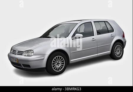 Élégant argent Volkswagen Golf représente un transport personnel efficace et pratique dans le monde moderne Banque D'Images