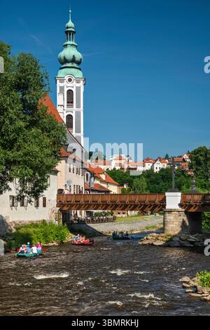 Touristes sur des radeaux, ancienne église de Saint Judoc (Saint Jošt), Lazebnický Most (pont) sur la rivière Vltava en contrebas du château, Český Krumlov, Bohême, Tchéquie Banque D'Images