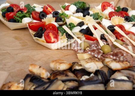 Plat de hors-d'œuvre savoureux avec aubergines roulées, bouchées de poulet grillé, olives marinées. Banque D'Images