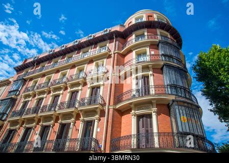 Façade de bâtiment. Rue Velazquez, Madrid, Espagne. Banque D'Images