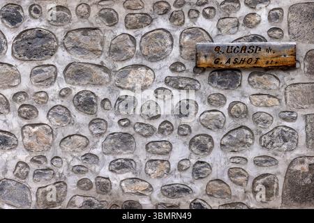 Le paysage boisé de pierre unique de Goris, où les anciennes habitations de grottes sont sculptées dans des formations rocheuses en forme de pyramide dans la province de Syunik. Banque D'Images