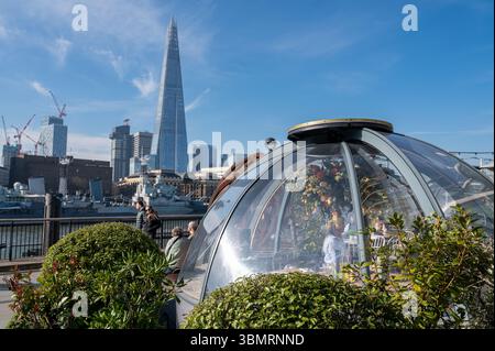 19.03.2025, Londres, Angleterre, Grande-Bretagne, Royaume-Uni, Europe - igloos privés transparents du Coppa Club Tower Bridge Restaurant et The Shard. Banque D'Images
