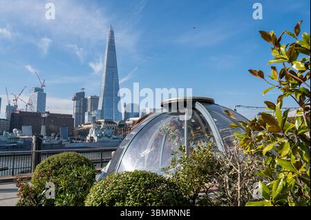 19.03.2025, Londres, Angleterre, Grande-Bretagne, Royaume-Uni, Europe - igloos privés transparents du Coppa Club Tower Bridge Restaurant et The Shard. Banque D'Images
