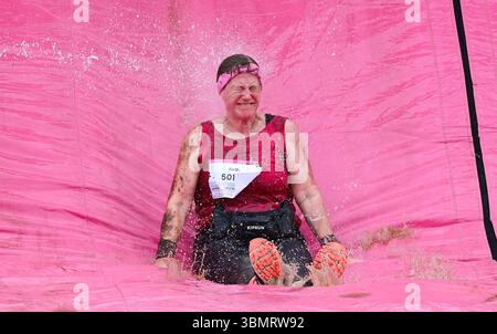 Brighton UK 28 juin 2025 - des centaines de coureurs participent à l'événement caritatif Pretty Muddy 5K à Stanmer Park Brighton pour aider cancer Research UK : crédit Simon Dack / Alamy Live News Banque D'Images