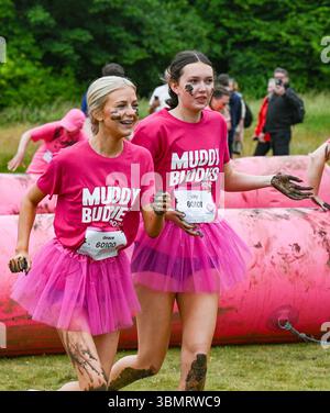 Brighton UK 28 juin 2025 - des centaines de coureurs participent à l'événement caritatif Pretty Muddy 5K à Stanmer Park Brighton pour aider cancer Research UK : crédit Simon Dack / Alamy Live News Banque D'Images
