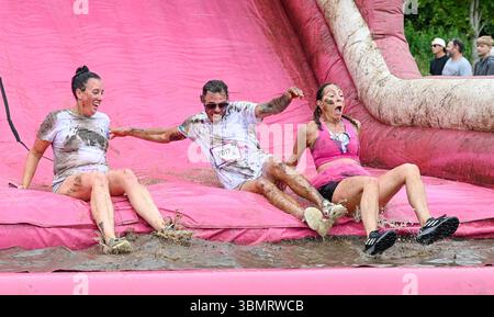 Brighton UK 28 juin 2025 - des centaines de coureurs participent à l'événement caritatif Pretty Muddy 5K à Stanmer Park Brighton pour aider cancer Research UK : crédit Simon Dack / Alamy Live News Banque D'Images