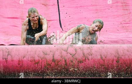 Brighton UK 28 juin 2025 - des centaines de coureurs participent à l'événement caritatif Pretty Muddy 5K à Stanmer Park Brighton pour aider cancer Research UK : crédit Simon Dack / Alamy Live News Banque D'Images