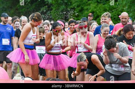 Brighton UK 28 juin 2025 - des centaines de coureurs participent à l'événement caritatif Pretty Muddy 5K à Stanmer Park Brighton pour aider cancer Research UK : crédit Simon Dack / Alamy Live News Banque D'Images
