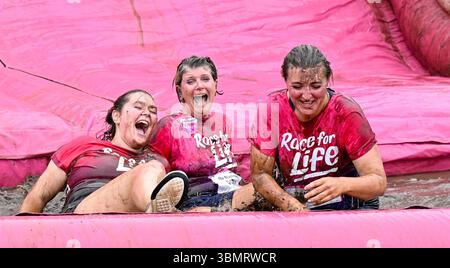 Brighton UK 28 juin 2025 - des centaines de coureurs participent à l'événement caritatif Pretty Muddy 5K à Stanmer Park Brighton pour aider cancer Research UK : crédit Simon Dack / Alamy Live News Banque D'Images