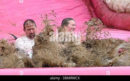 Brighton UK 28 juin 2025 - des centaines de coureurs participent à l'événement caritatif Pretty Muddy 5K à Stanmer Park Brighton pour aider cancer Research UK : crédit Simon Dack / Alamy Live News Banque D'Images