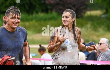 Brighton UK 28 juin 2025 - des centaines de coureurs participent à l'événement caritatif Pretty Muddy 5K à Stanmer Park Brighton pour aider cancer Research UK : crédit Simon Dack / Alamy Live News Banque D'Images