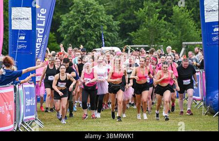 Brighton UK 28 juin 2025 - des centaines de coureurs participent à l'événement caritatif Pretty Muddy 5K à Stanmer Park Brighton pour aider cancer Research UK : crédit Simon Dack / Alamy Live News Banque D'Images
