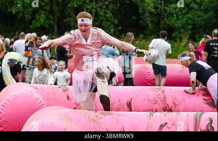 Brighton UK 28 juin 2025 - des centaines de coureurs participent à l'événement caritatif Pretty Muddy 5K à Stanmer Park Brighton pour aider cancer Research UK : crédit Simon Dack / Alamy Live News Banque D'Images