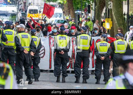 Westminster, Londres, Royaume-Uni. 28 juin 2025. Des groupes tels que Football Lads Against Grooming gangs & Together for the Children se sont rassemblés à Russel Square pour une marche vers Whitehall exigeant une action contre les gangs de Grooming et intitulée « pour les enfants ». Une contre-manifestation de Stand Up to Racism doit se rassembler sur la place du Parlement et manifester à l'autre extrémité de Whitehall (un groupe photographié près de la route « pour les enfants » a ignoré la décision). La police métropolitaine a émis des conditions en vertu de la loi sur l'ordre public pour que les deux factions restent dans des zones désignées et des heures pour conclure. Banque D'Images