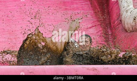 Brighton UK 28 juin 2025 - des centaines de coureurs participent à l'événement caritatif Brighton Pretty Muddy 5K à Stanmer Park pour aider cancer Research UK : crédit Simon Dack / Alamy Live News Banque D'Images