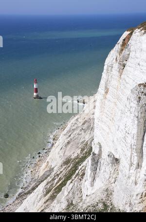 Vue du phare de Beachy Head depuis le sommet des falaises de craie blanche, East Sussex, Angleterre, capturée en avril. Banque D'Images