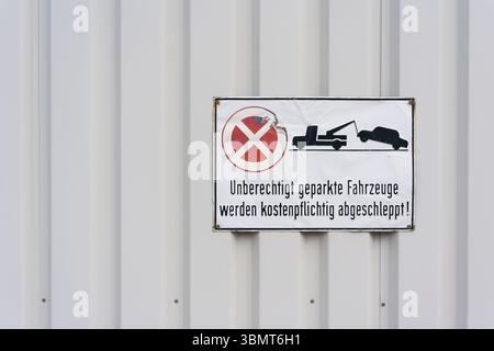 Pas de parking devant une porte de garage en Allemagne. Traduction : les véhicules stationnés non autorisés seront remorqués Banque D'Images